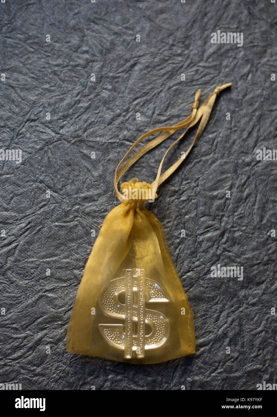 A silver dollar sign in oro una borsa a rete. Foto Stock