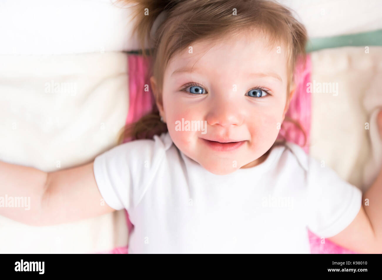 Carino bambina in culla a camera bambino Foto Stock