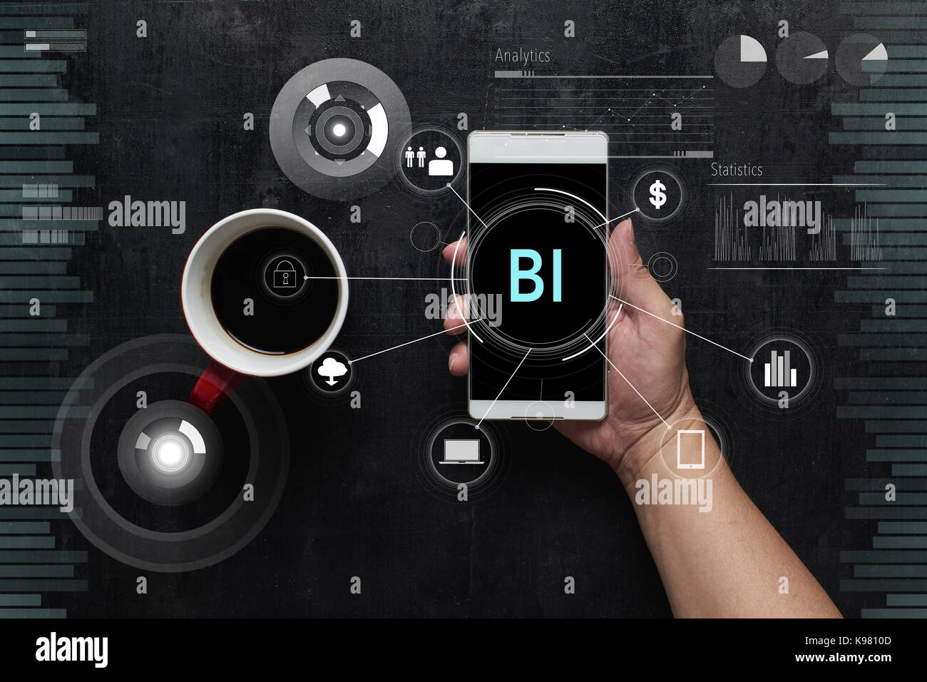 Uomo con dispositivo digitale con la "bi" parola e infografico fintech icona sulla schermata virtuale .legno nero office desk tabella sulla vista superiore . Foto Stock