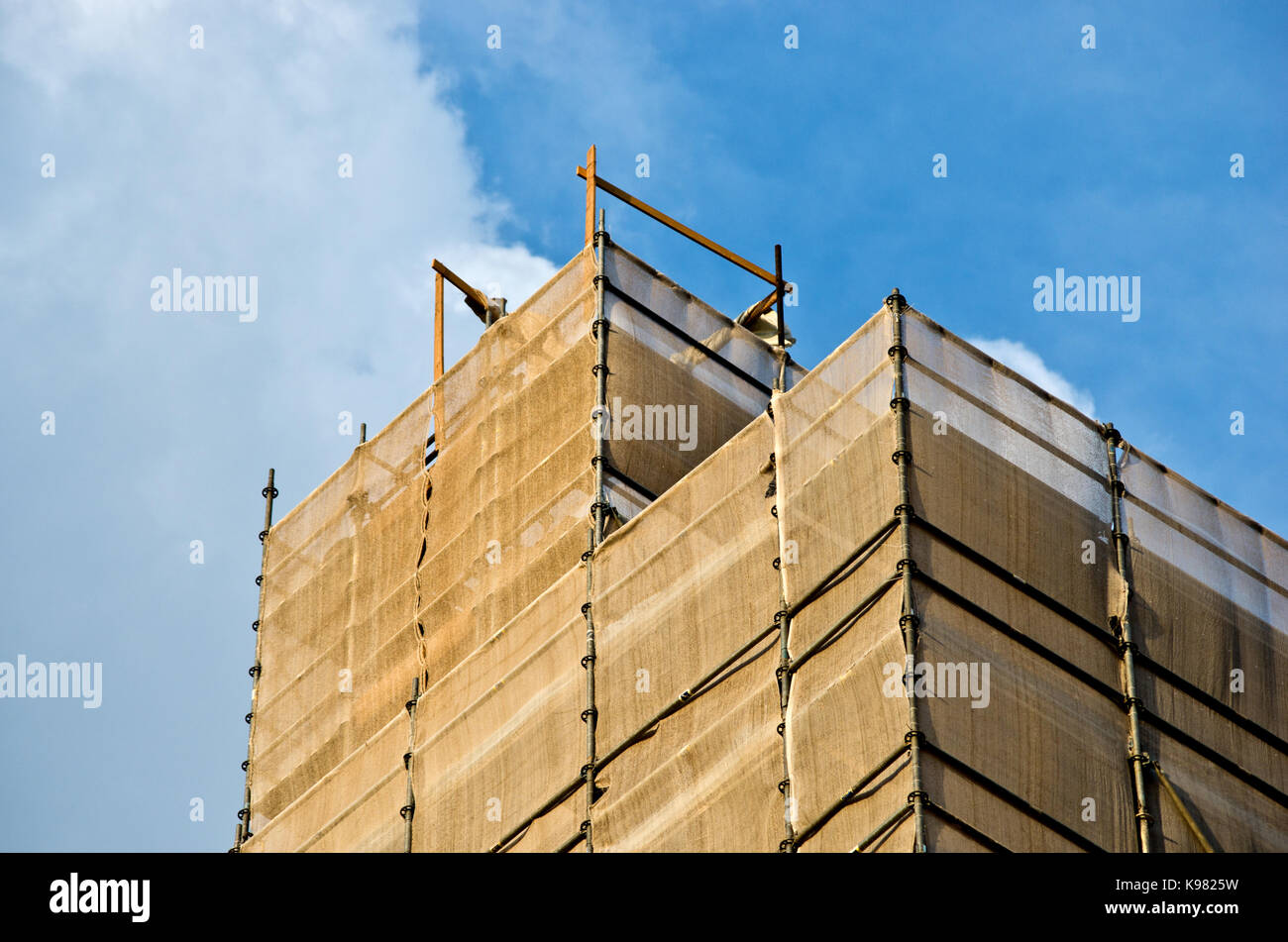 Ponteggio di tubi di ferro e la rete utilizzata per il restauro di edifici Foto Stock