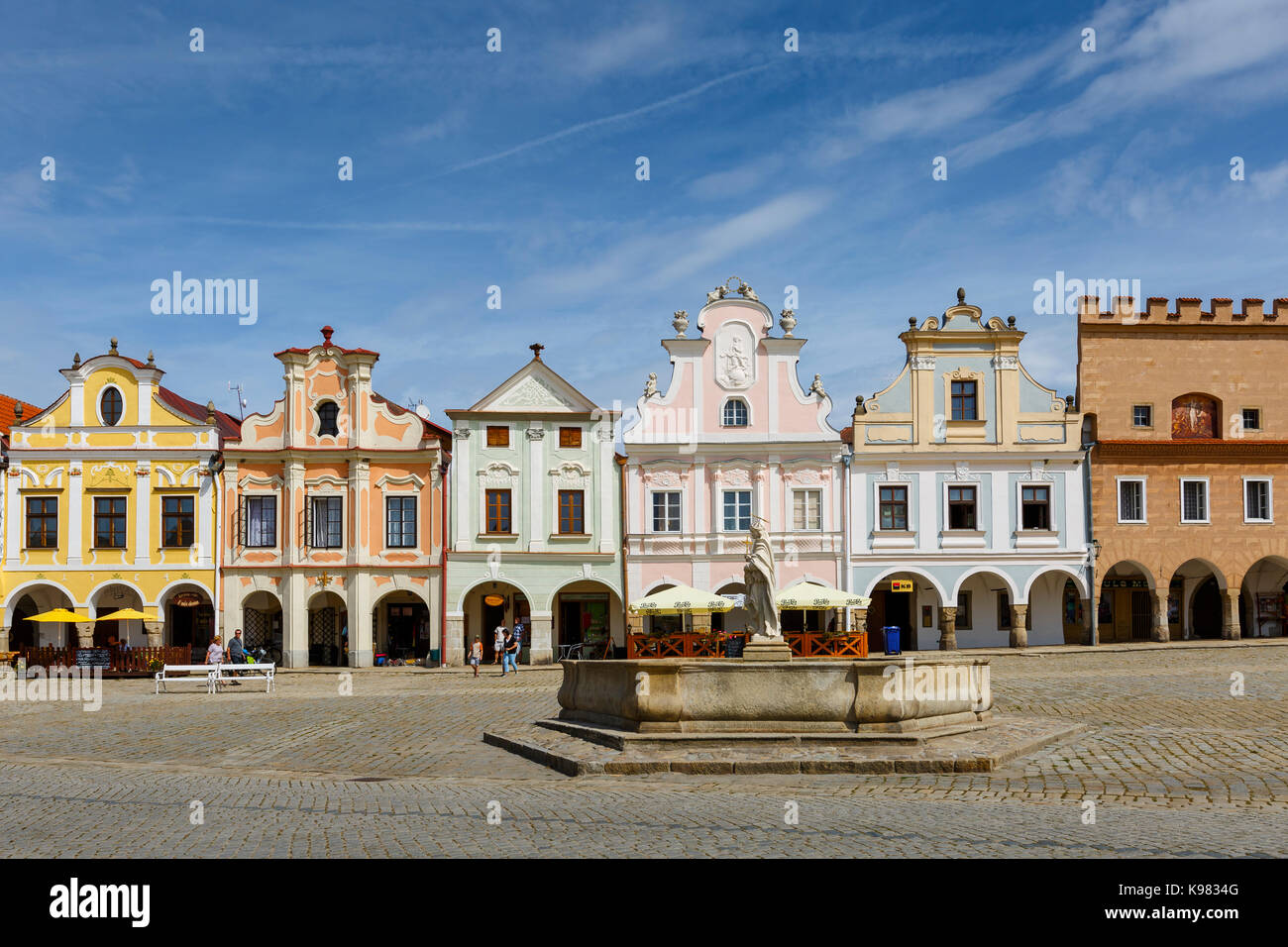 Architettura nella piazza principale del centro storico di Telc in Moravia del sud. Foto Stock