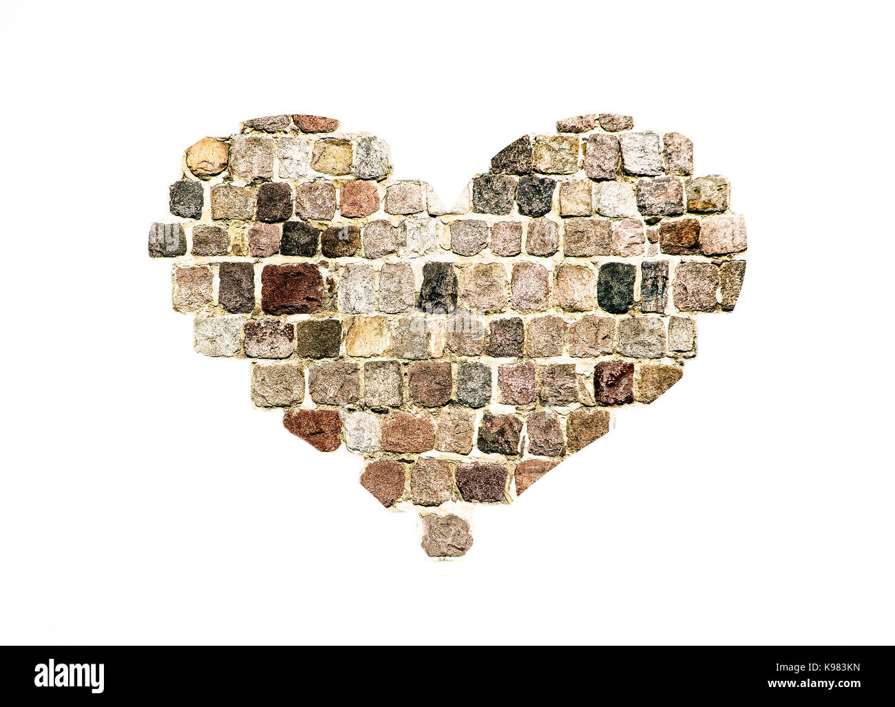 Forma di cuore fatta di muro medievale conservato in blocchi di pietra da un muro di pietra isolati su sfondo bianco Foto Stock