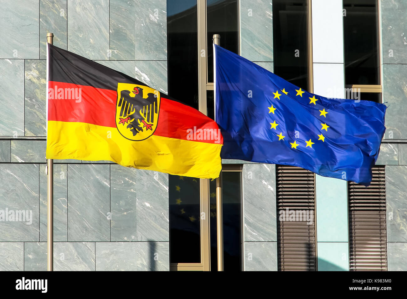 Le bandiere della Germania (Repubblica federale di Germania; in tedesco: BUNDESREPUBLIK DEUTSCHLAND) e l'Unione europea (UE) sventolare nel vento. Foto Stock