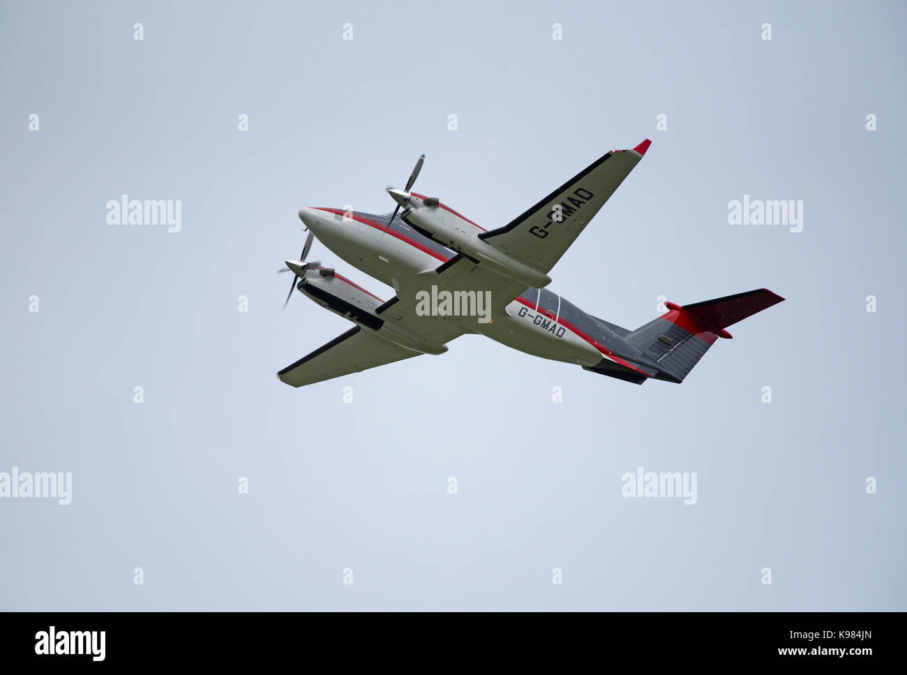 Twin propulsori Beechcraft Super King Air 350C G-GMAD lasciando l'aeroporto di Inverness nelle Highlands scozzesi UK. Foto Stock