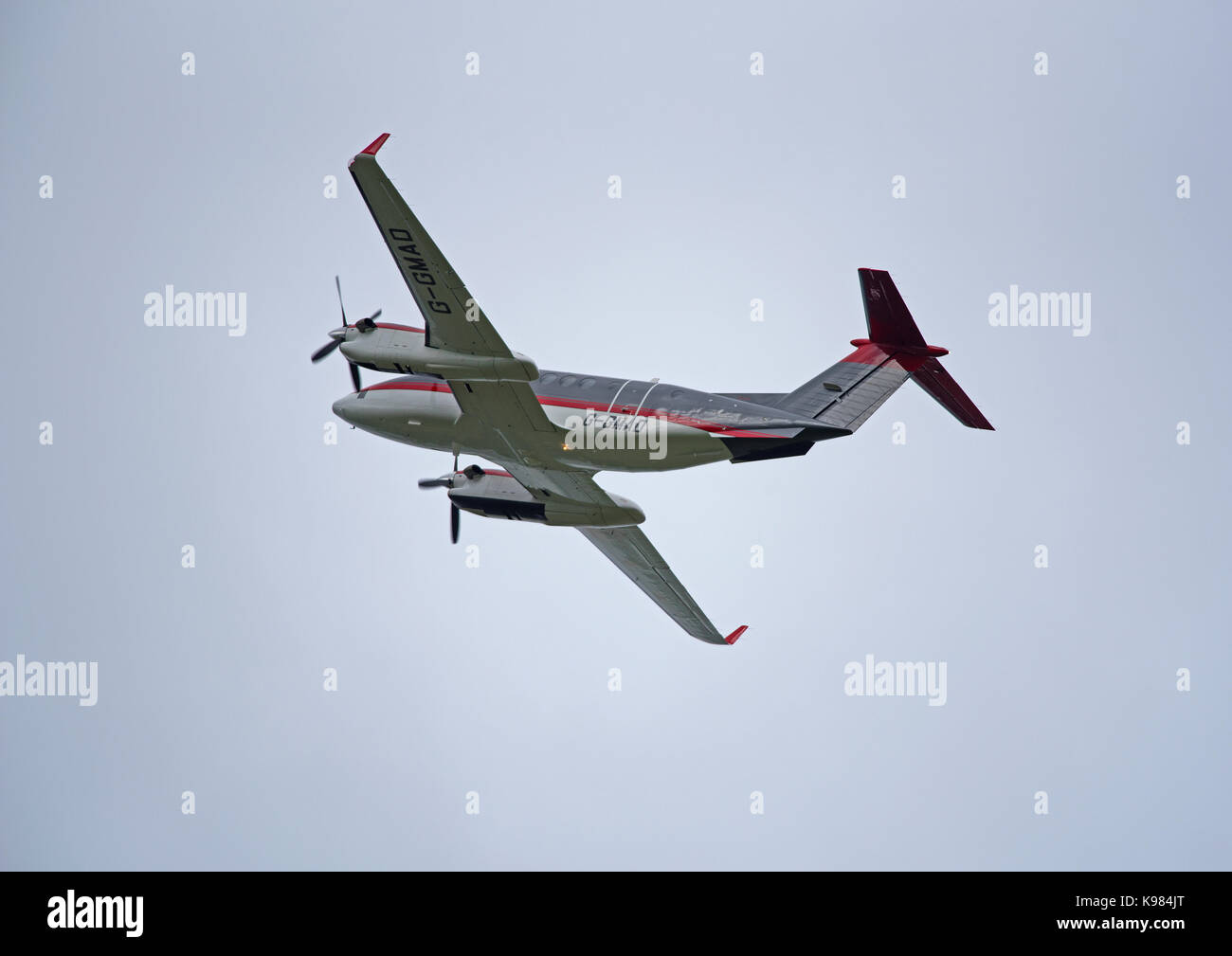 Twin propulsori Beechcraft Super King Air 350C G-GMAD lasciando l'aeroporto di Inverness nelle Highlands scozzesi UK. Foto Stock