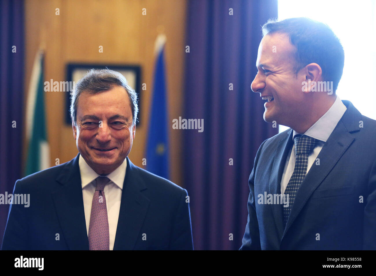 Presidente della Banca centrale europea Mario Draghi (sinistra) con con un taoiseach leo varadkar presso gli edifici del governo di Dublino. Foto Stock