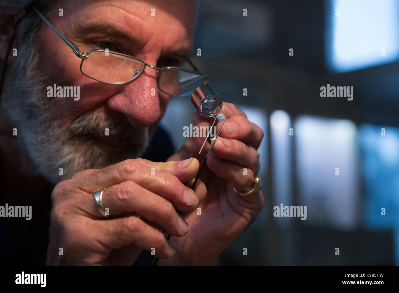 Diamond magnifying glass immagini e fotografie stock ad alta risoluzione -  Alamy
