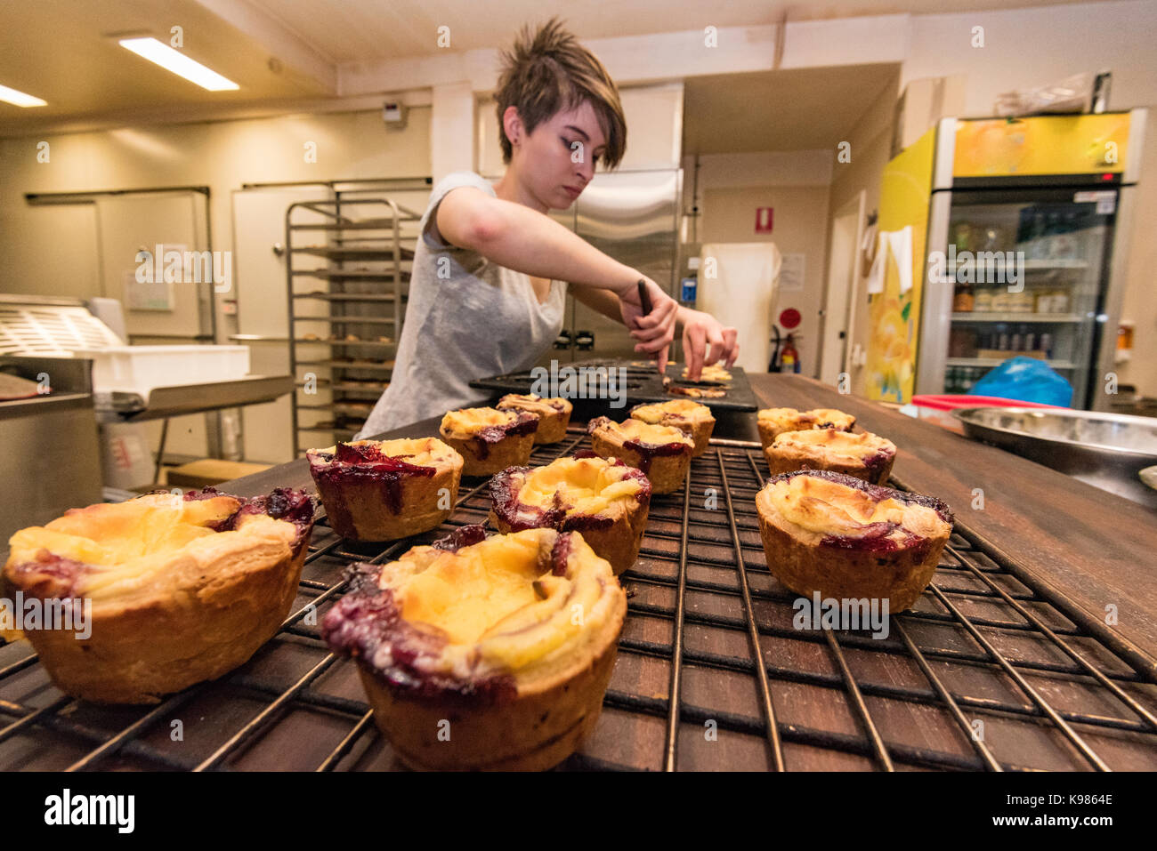 La pasticceria essendo realizzate in una panetteria di Sydney al mattino presto in vendita quel giorno Foto Stock