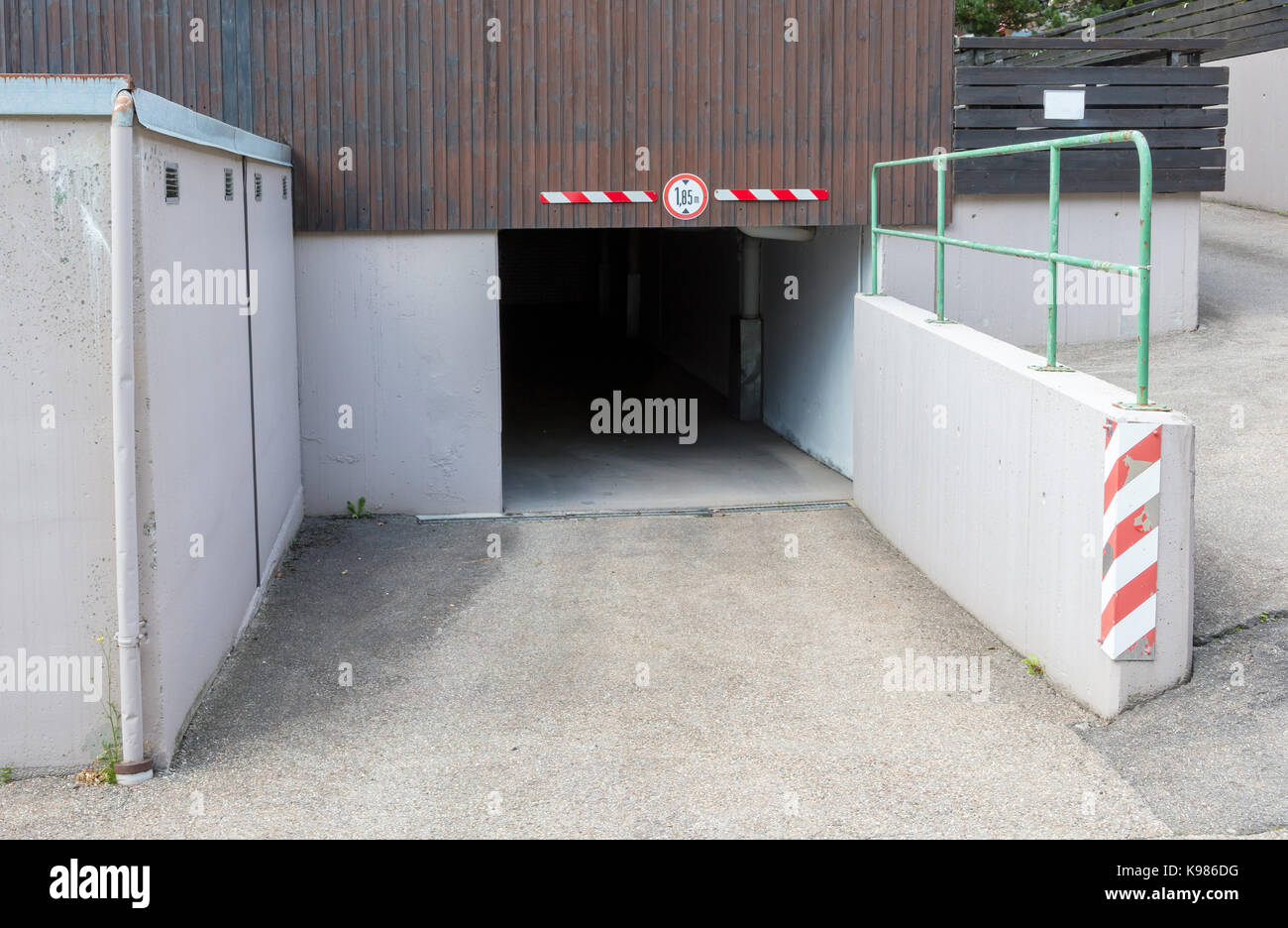 Entrata di un vecchio garage - seminterrato di un blocco di appartamenti Foto Stock