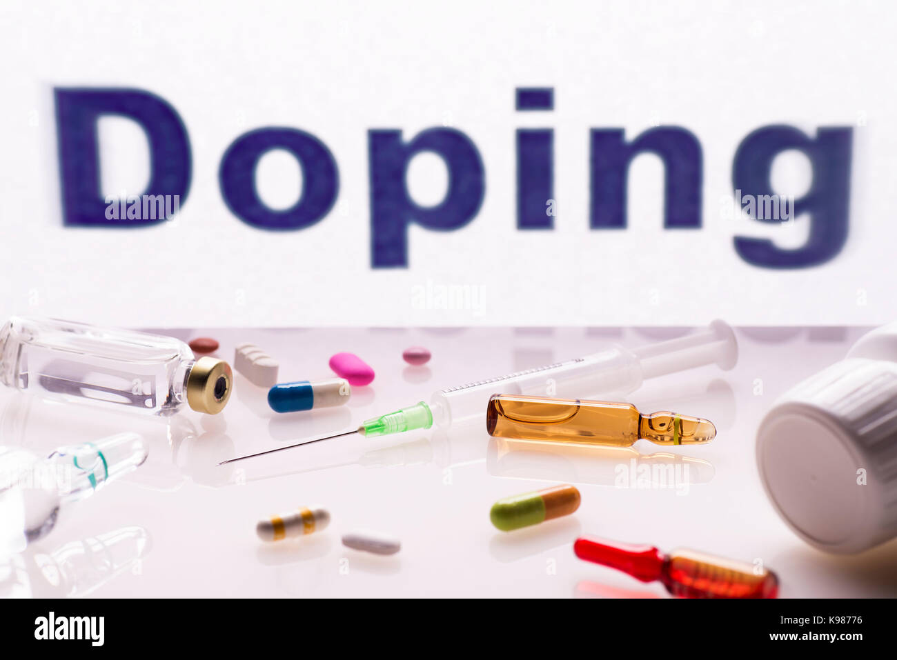 Diversi farmaci che vengono utilizzati per il traffico illecito di doping. Foto Stock