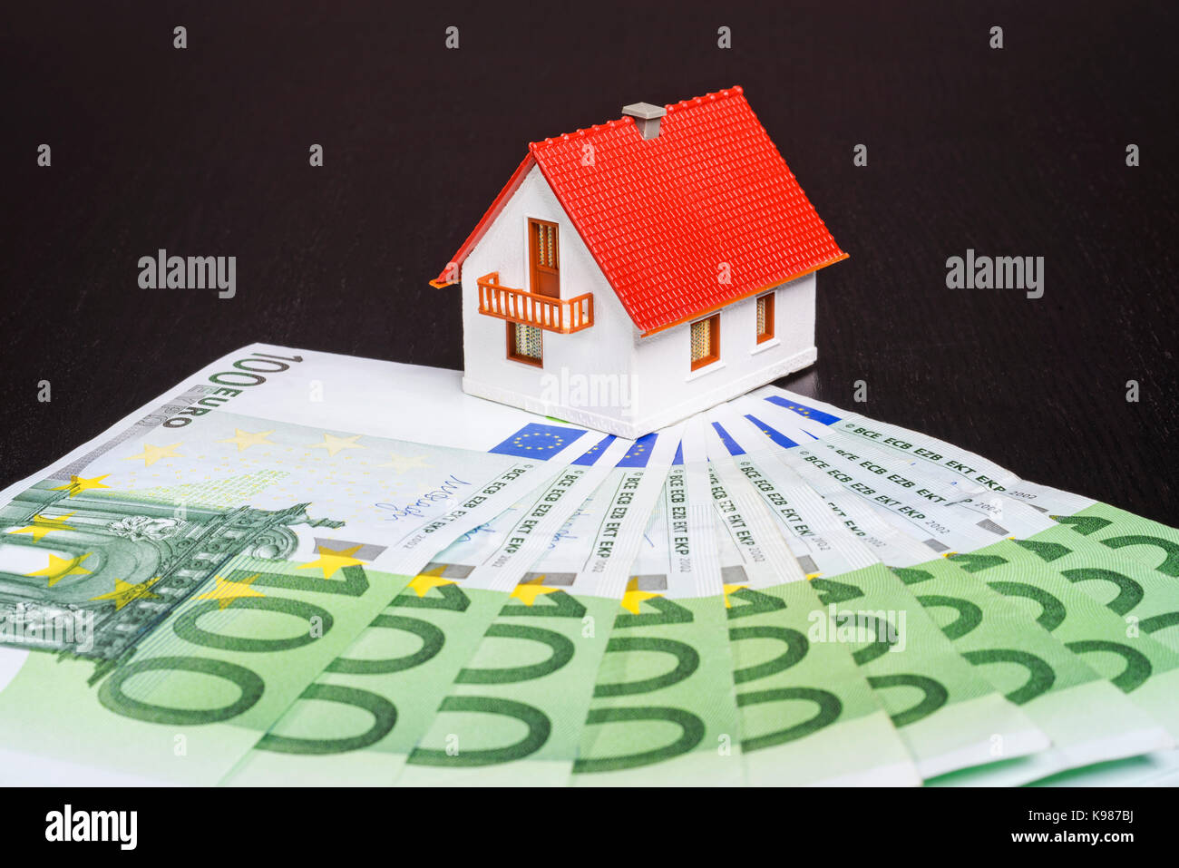 Una casa con molte delle banconote in euro Foto Stock
