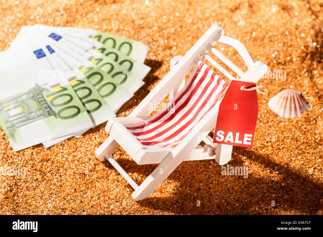 Sedia a sdraio sulla spiaggia, sconto etichetta con la parola e la vendita di banconote Foto Stock