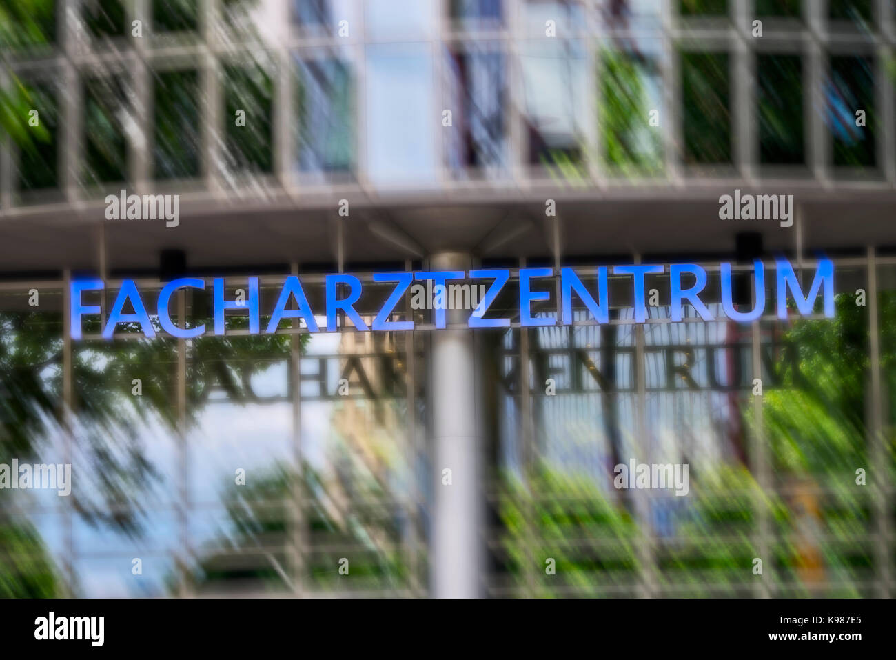 Facciata di un edificio con la scritta 'facharztzentrum' Foto Stock