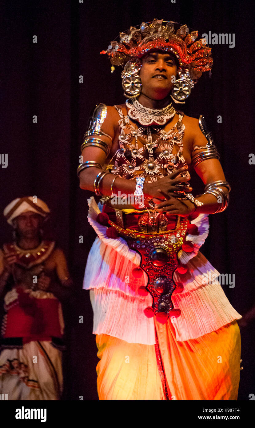 Un ballerino maschio al Kandyan Art Association e Centro Culturale performance di danza, Kandy, Sri Lanka. Foto Stock