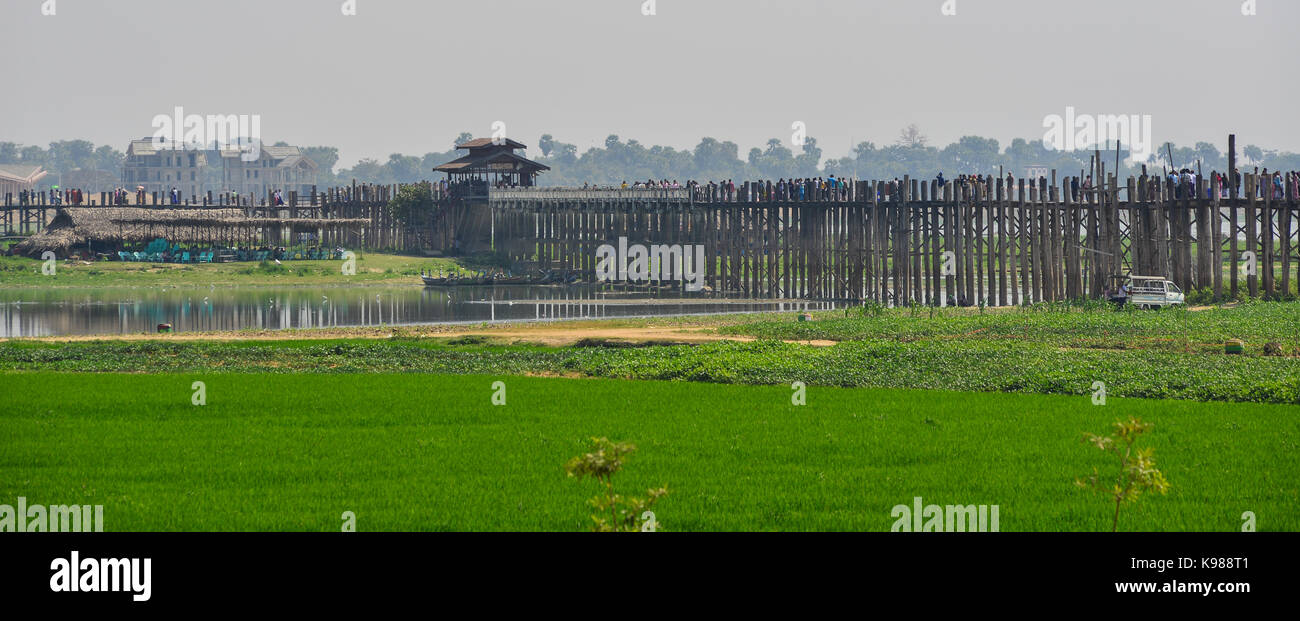 U Bein bridge a giornata di sole a Mandalay, myanmar. L'unico u bein bridge è un bellissimo 1.2 chilometro-lungo struttura costruita da doghe in teak. Foto Stock