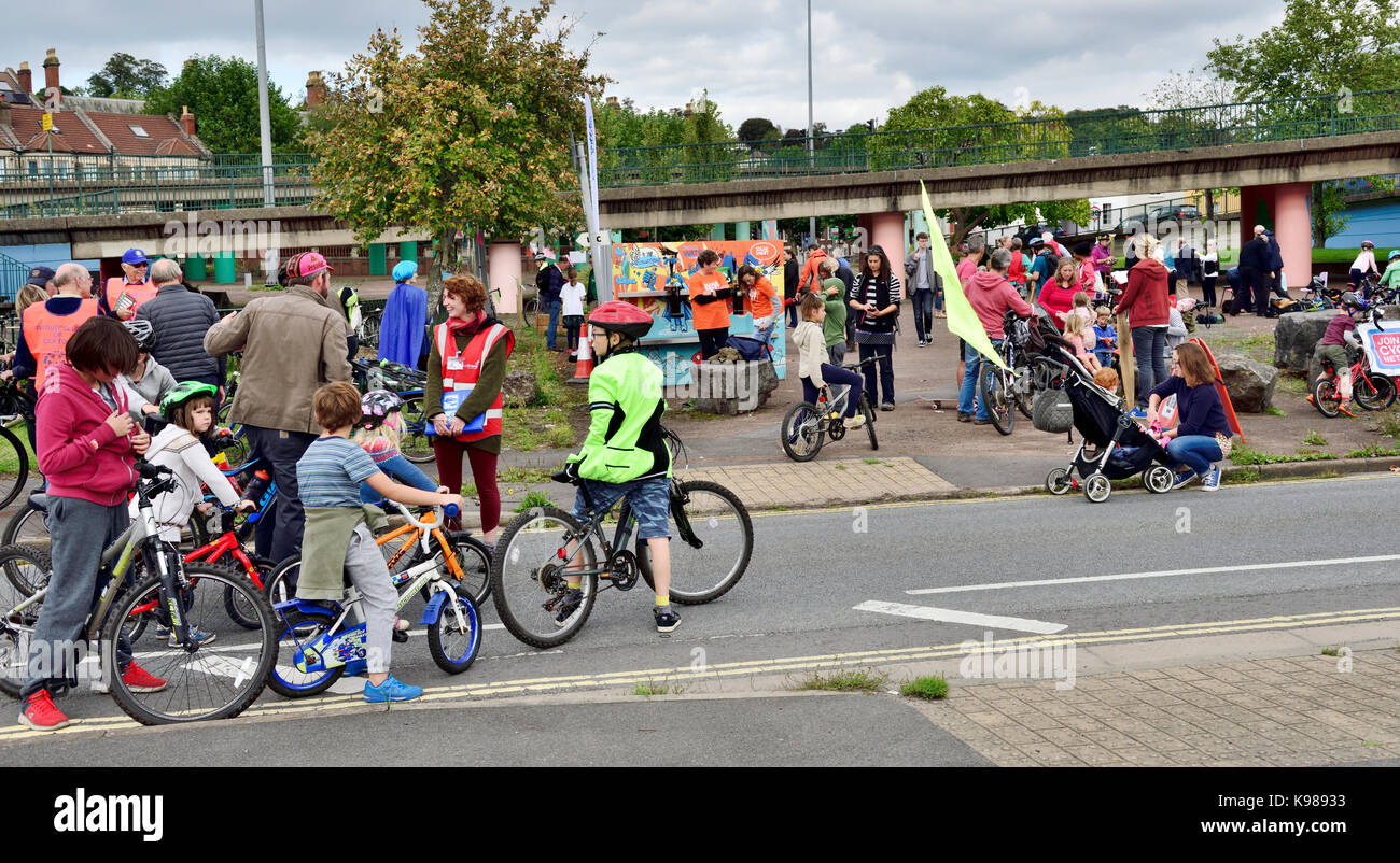 La famiglia dei ciclisti a Bristol ciclo Carnivelo Festival e Piazza, quando le strade chiuse per l'evento Foto Stock