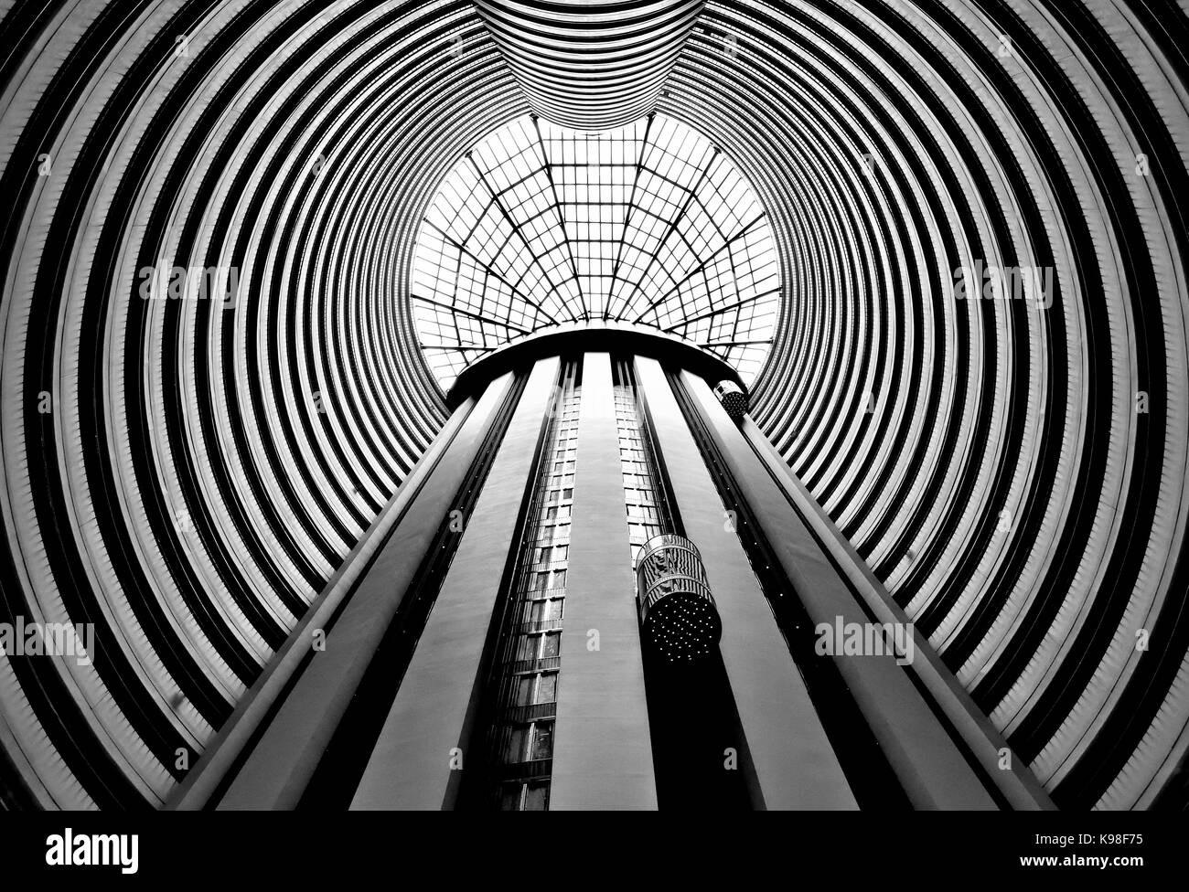 Albero di elevatore salga nel lobby circolare Foto Stock