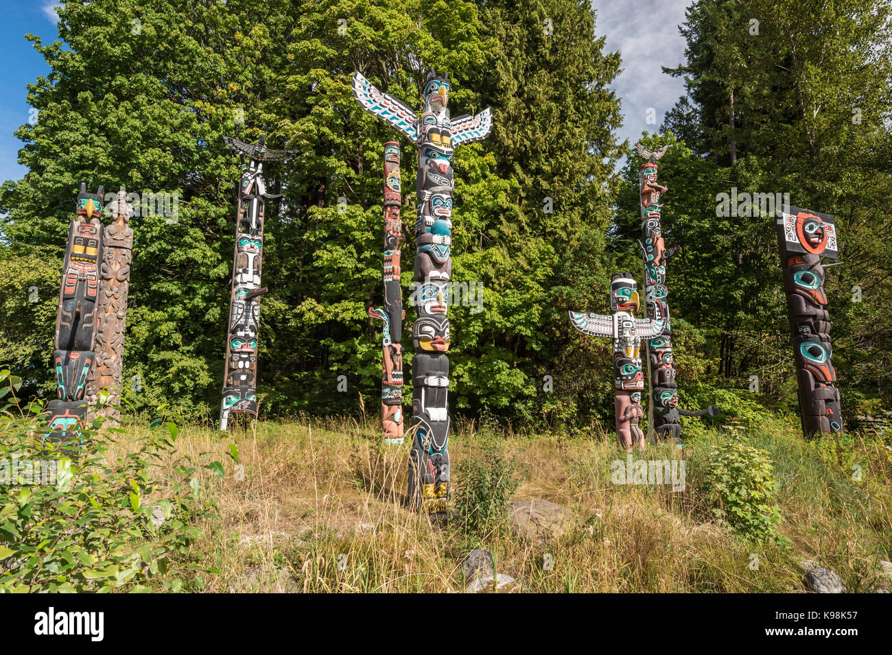 Vancouver, British Columbia, Canada - 12 settembre 2017: prime nazioni arte e totem presso il Parco Stanley Foto Stock