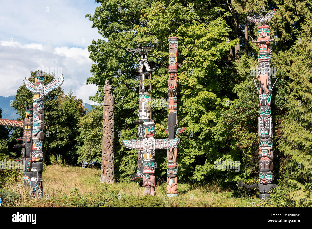 Vancouver, British Columbia, Canada - 12 settembre 2017: prime nazioni arte e totem presso il Parco Stanley Foto Stock