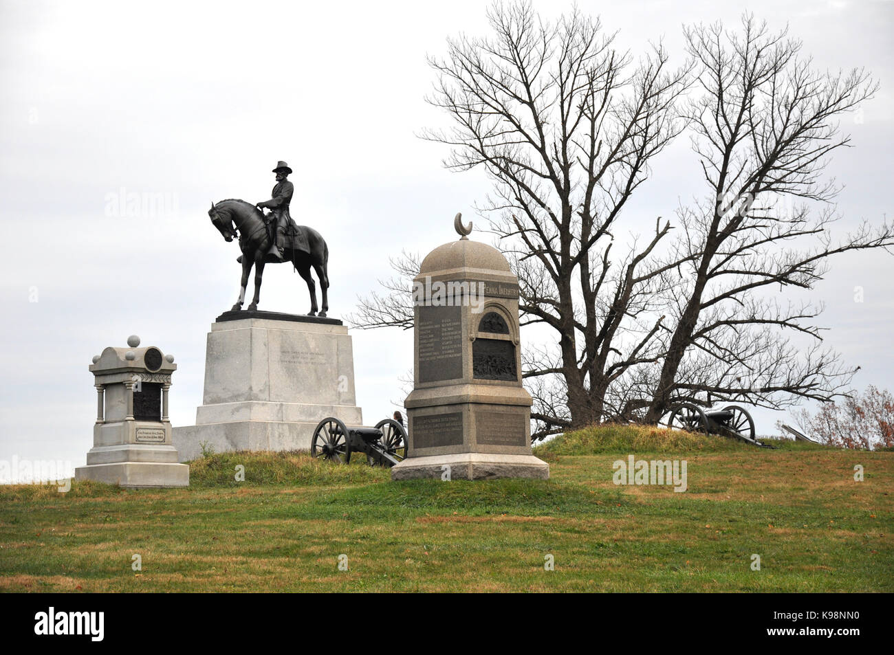 Gettysburg National Military Park, Pennsylvania, Stati Uniti d'America - 31 ottobre 2016 - Statua di generale howard, cimitero hill con cannoni e di guerra civile i monumenti Foto Stock