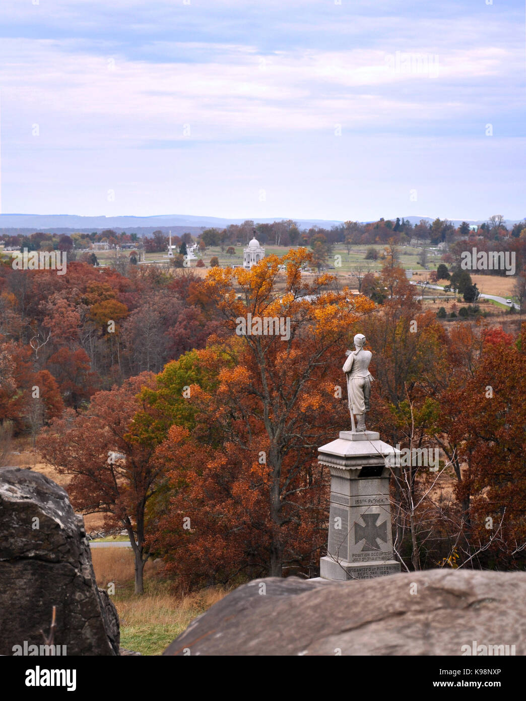 Gettysburg National Military Park, Pennsylvania, Stati Uniti d'America - 31 ottobre 2016 - Vista del campo di battaglia da little round top con foglie di autunno & monumenti Foto Stock