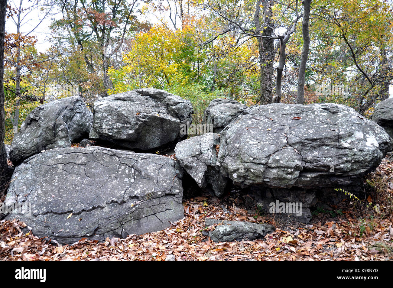 Gettysburg National Military Park, Pennsylvania, Stati Uniti d'America - 31 ottobre 2016 - massi vicino big round top con foglie di autunno Foto Stock