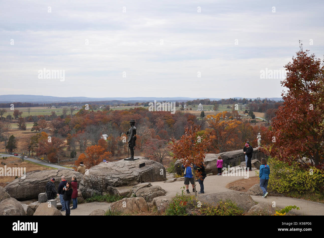 Gettysburg National Military Park, Pennsylvania, Stati Uniti d'America - 31 ottobre 2016 - Visitatori al little round top con vista del campo di battaglia di immagine editoriale di persone Foto Stock
