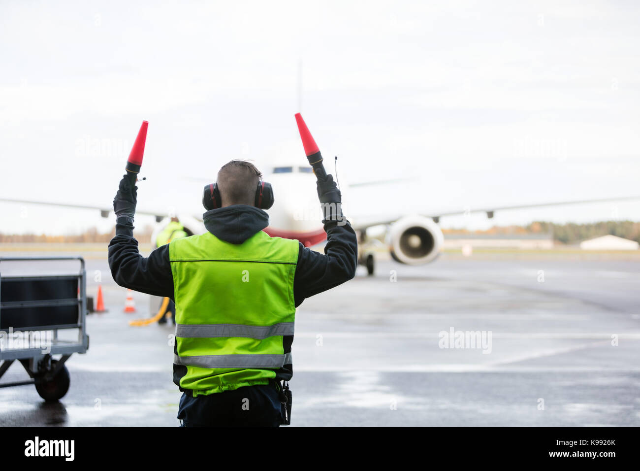 Personale di terra la segnalazione per aereo Foto Stock