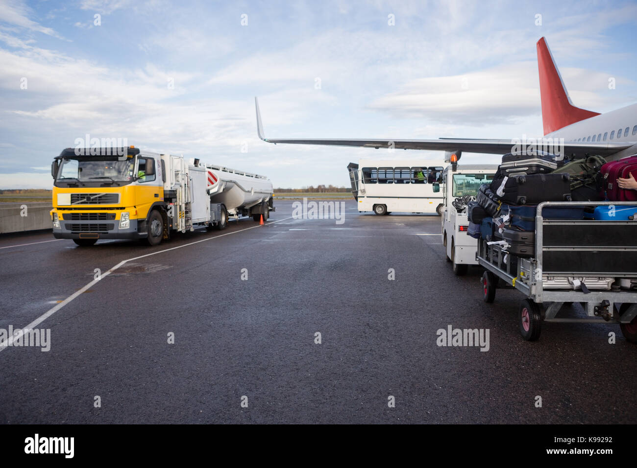 Carrello carburante aereo sul bagnato pista di aeroporto Foto Stock