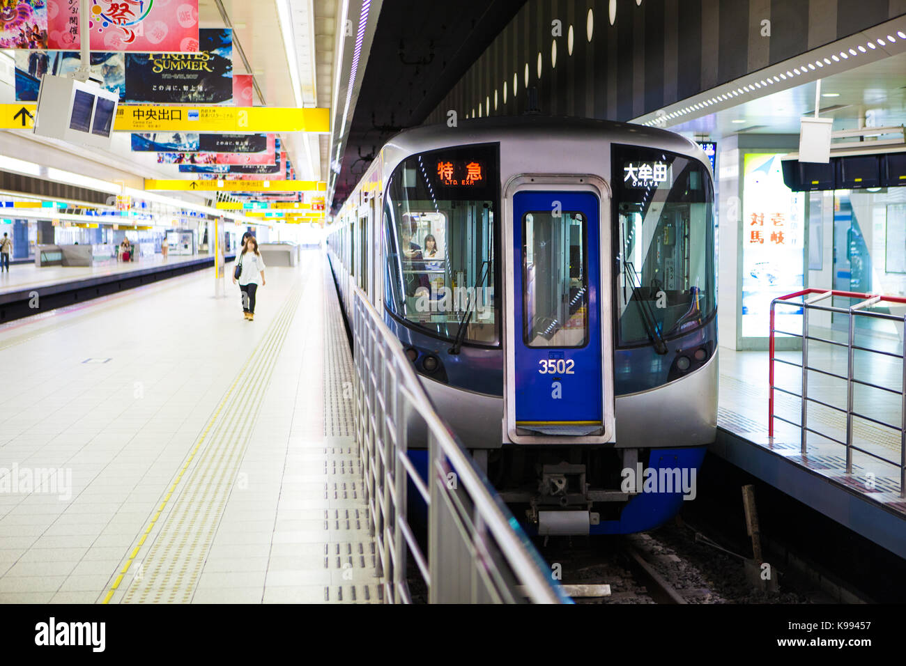 Il treno è in attesa per i passeggeri in una piattaforma di Tenjin-omuta line. prese a nishitetsu tenjin station, Fukuoka. Foto Stock