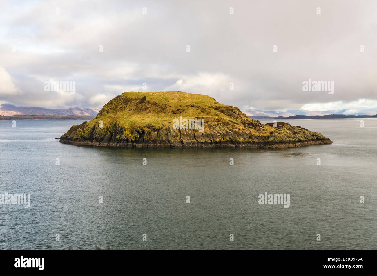 Maiden isola tenendo mentre viaggia sul traghetto a Mull, vicino a Oban, Argyll and Bute, Scozia Foto Stock