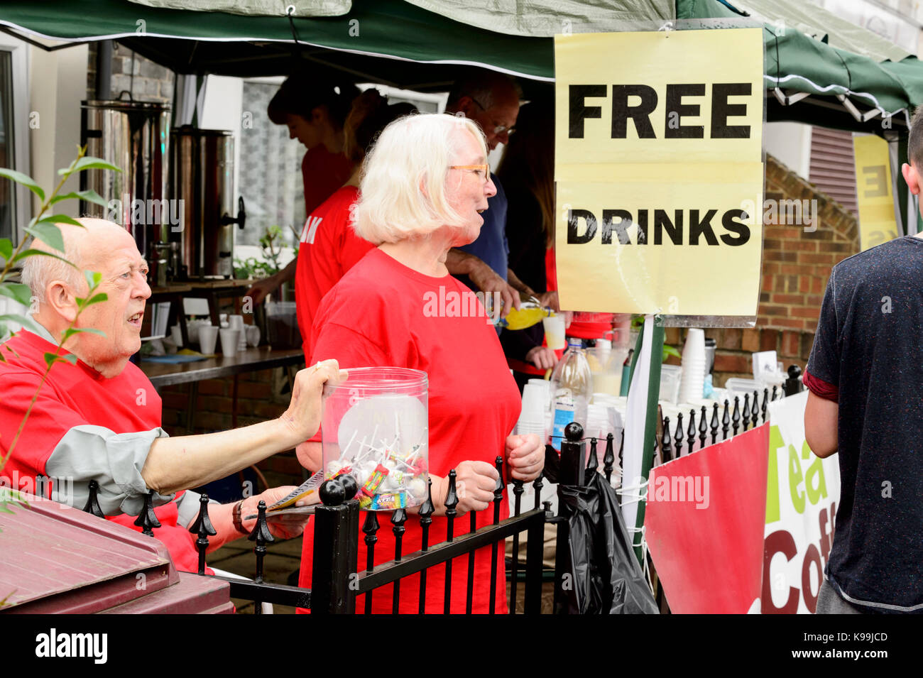 Bevande gratuite per i frequentatori del festival al festival della lettura Foto Stock