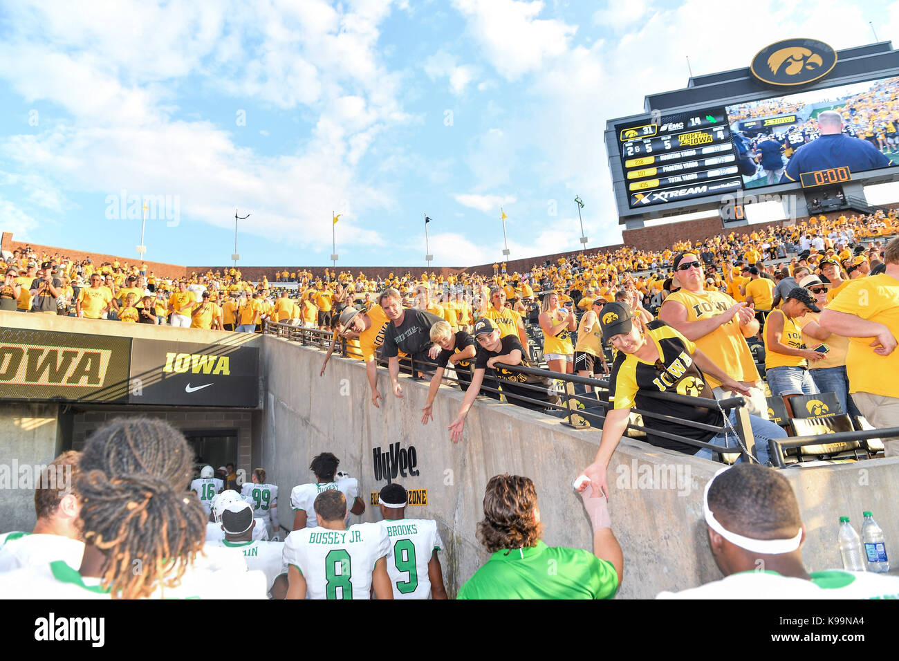 16 settembre 2017: .Iowa Hawkeyes ventole agitare le mani con il nord Texas giocatori dopo un NCAA Football gioco tra l'Iowa Hawkeyes e il nord Texas Mean-Green aquile a Kinnick Stadium di Cedar Rapids, Iowa .Manny Flores/CSM Foto Stock