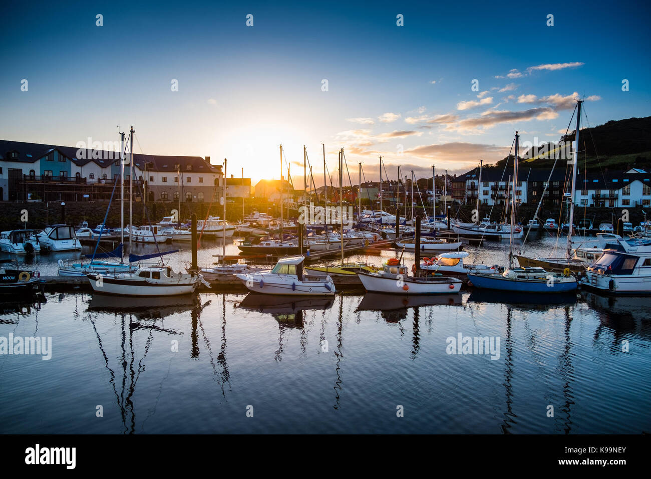 Aberystwyth Wales UK, venerdì 22 settembre 2017 uk meteo: glorioso sunrise la mattina dell'equinozio d'autunno, quando la notte e giorno sono grossomodo uguale lunghezza, il 22 settembre 2017, oltre alle barche ormeggiate nel porto a aberystwyth sulla costa del Galles occidentale. secondo il calendario astronomico, la giornata di oggi segna il primo giorno di autunno nell emisfero nord Photo credit: keith morris/alamy live news Foto Stock