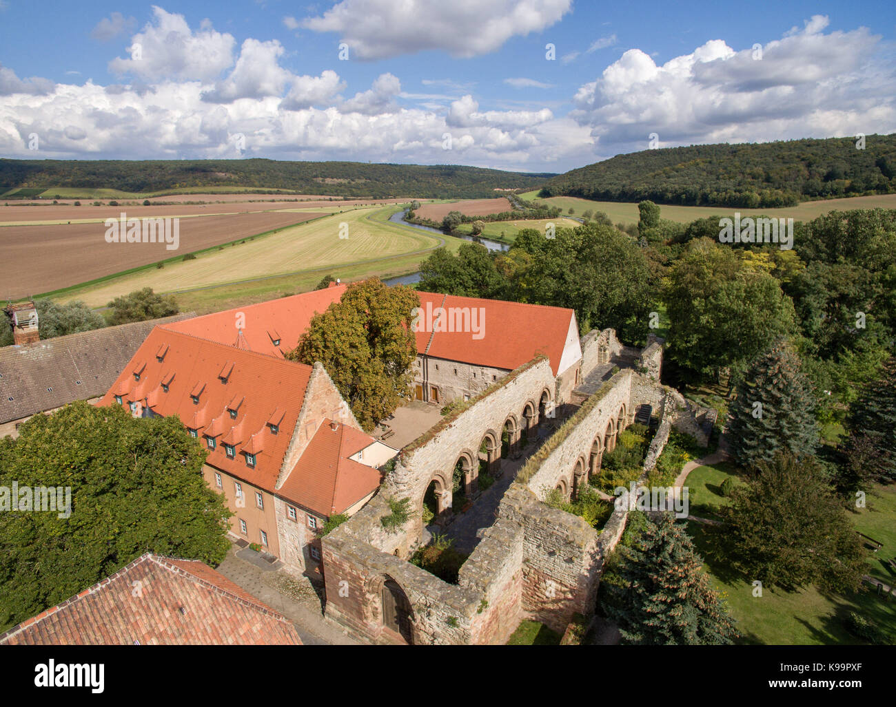 Vista sul monastero memleben, fotografati con un drone in memleben, Germania, 20 settembre 2017. Il primo imperatore germanico Otto der grosse (912-973) morì a memleben, proprio come il padre heinrich i (876-936). Il gigante il layout del primo monastero chiesa la misura 80 metri di lunghezza e 39.5 metri in larghezza può essere visto fino ad oggi, oggi un museo risiede sul monastero motivi. photo: Jan woitas/dpa-zentralbild/dpa Foto Stock