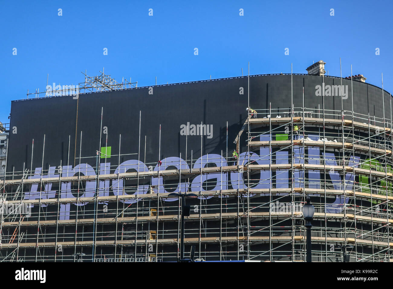 Londra, Regno Unito. Il 22 settembre, 2017. I lavoratori di rimozione del ponteggio che copre il nuovo gigantesco schermo pubblicità subendo una high tech upgrade 4k per schermo a led in grado di ospitare i video dal vivo, meteo, notizie e risultati sportivi, in aggiunta al tempo reale social media feeds per rivelare l'ortografia #piccadilly prima che lo schermo si è acceso in autunno. Il nuovo schermo è stato sostituito e diventerà più grande d'Europa digitale singolo, ultra-high definition schermo curvo la misura 8.500 piedi quadrati (790 mq) sarà inaugurato nell'autunno 2017. Credito: amer ghazzal/alamy live news Foto Stock