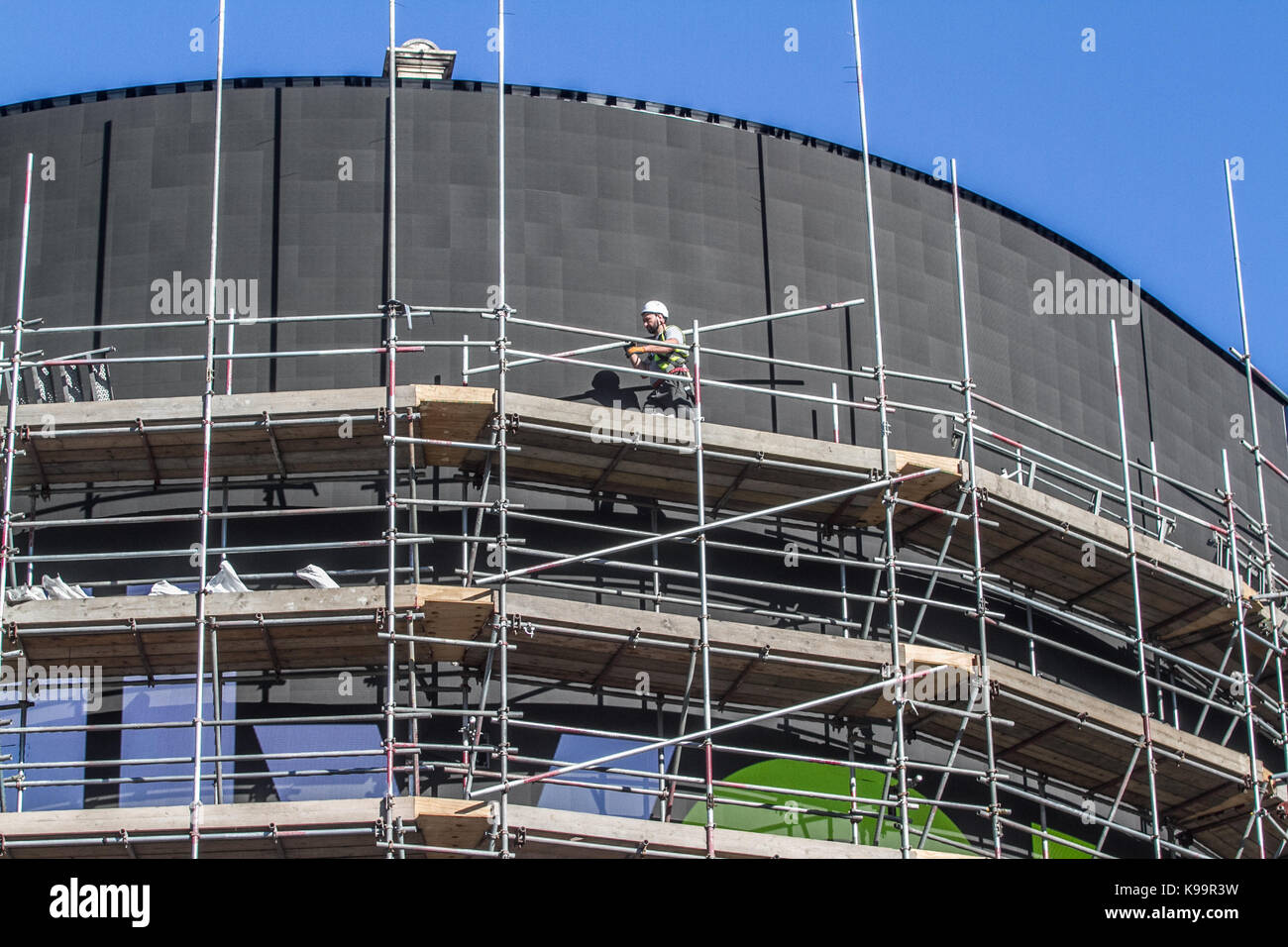 Londra, Regno Unito. Il 22 settembre, 2017. I lavoratori di rimozione del ponteggio che copre il nuovo gigantesco schermo pubblicità che sta subendo un high tech upgrade 4k per schermo a led in grado di ospitare i video dal vivo, meteo, notizie e risultati sportivi, in aggiunta al tempo reale social media feeds per rivelare l'ortografia #piccadilly prima che lo schermo si è acceso in autunno. Il nuovo schermo è stato sostituito e diventerà più grande d'Europa digitale singolo, ultra-high definition schermo curvo la misura 8.500 piedi quadrati (790 mq) sarà inaugurato nell'autunno 2017. Credito: amer ghazzal/alamy live news Foto Stock