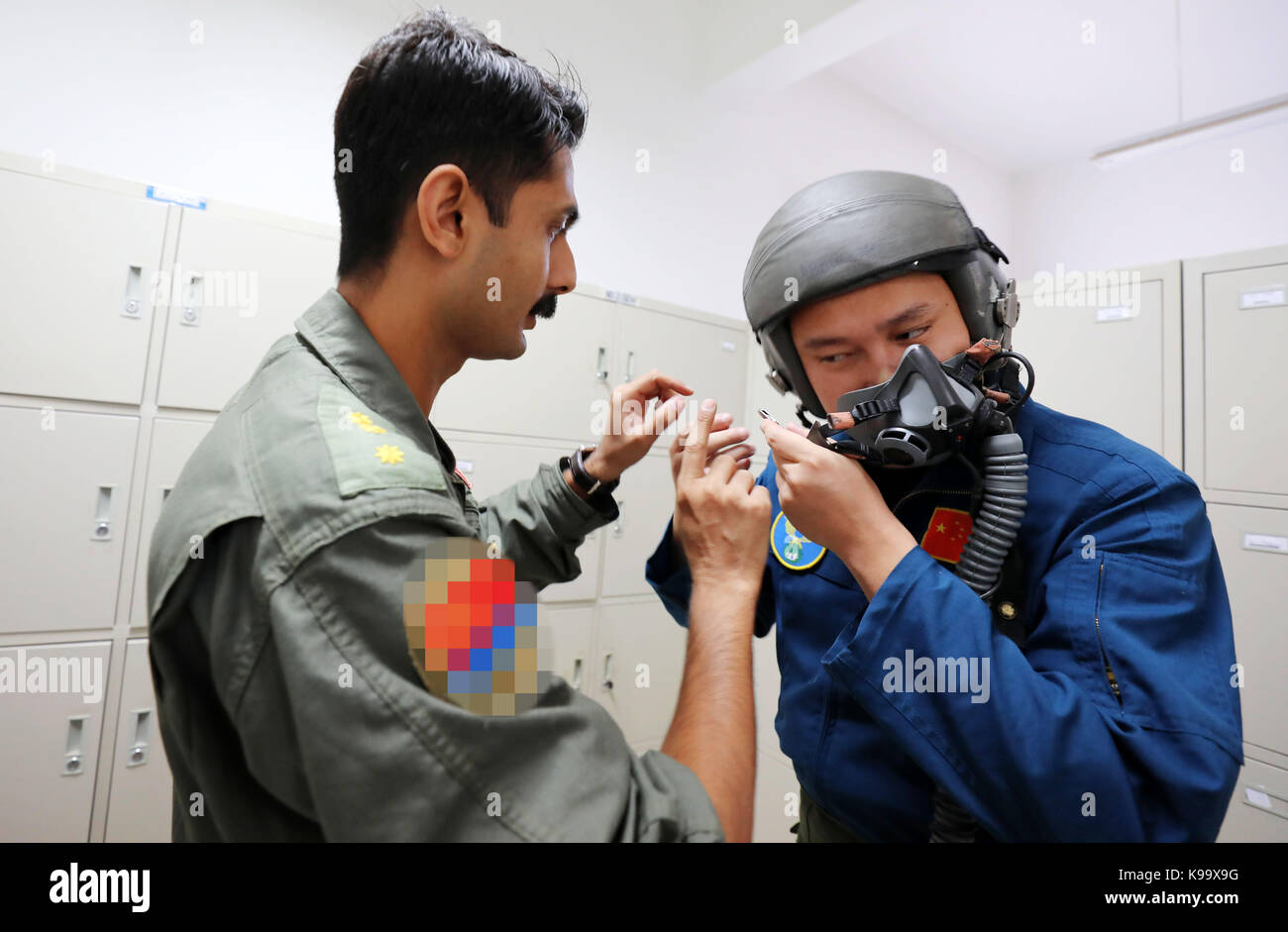 Urumqi. Xx Settembre, 2017. Un cinese air force personale (r) mette in marcia per partecipare a un comune trapano in Cina, sept. 20, 2017. Il cinese e il Pakistan forze aeree hanno collaborato nella pianificazione e attuazione di strategie, nonché imparare concetti operativi e le tattiche da ciascun altro attraverso seduto nello stesso fighter durante il corso esercitazioni congiunte denominato 'shaheen vi" da sett. Da 7 a 27. Credito: liu yinghua/xinhua/alamy live news Foto Stock