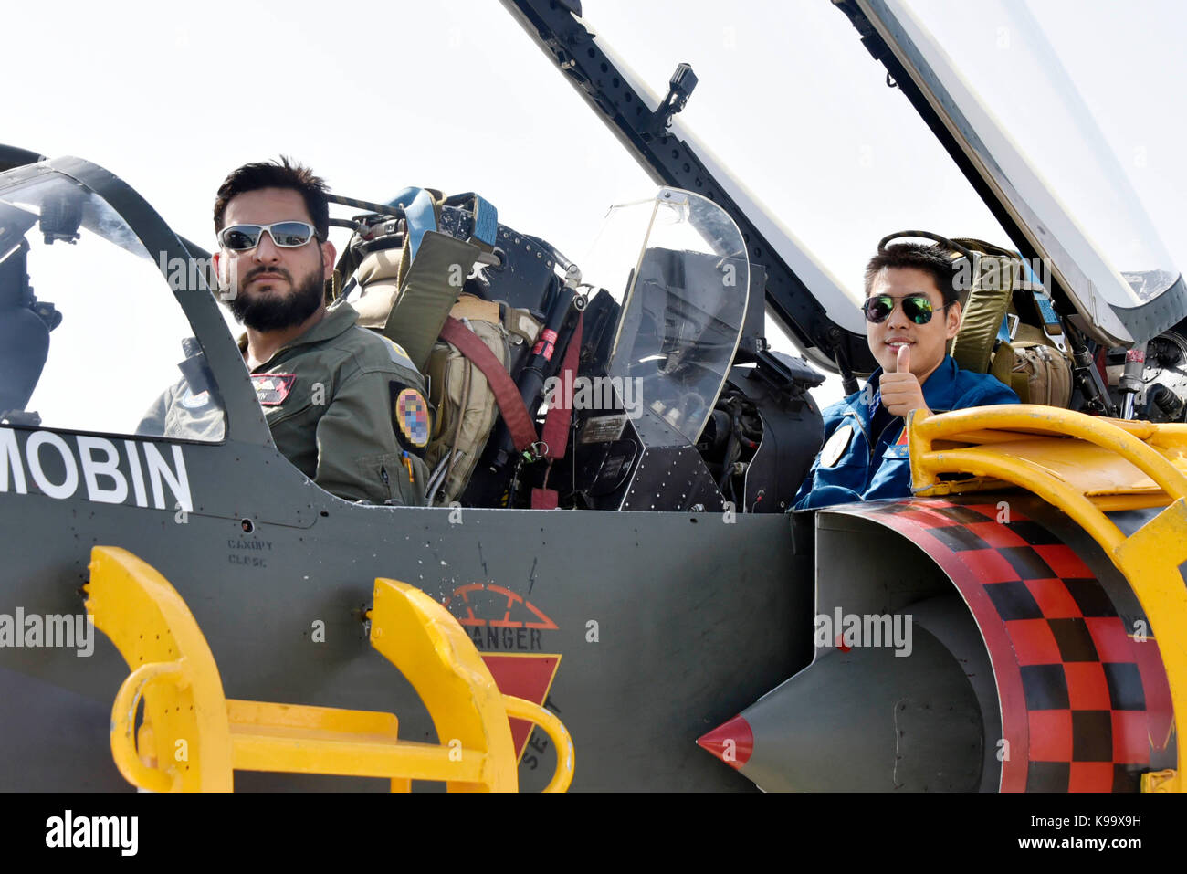 Urumqi. Xiv Sep, 2017. cinese e il Pakistan il personale dell'Air Force sedersi in un pakistano fighter dopo un comune trapano in Cina, sept. 14, 2017. Il cinese e il Pakistan forze aeree hanno collaborato nella pianificazione e attuazione di strategie, nonché imparare concetti operativi e le tattiche da ciascun altro attraverso seduto nello stesso fighter durante il corso esercitazioni congiunte denominato 'shaheen vi" da sett. Da 7 a 27. Credito: zhu xiaotao/xinhua/alamy live news Foto Stock