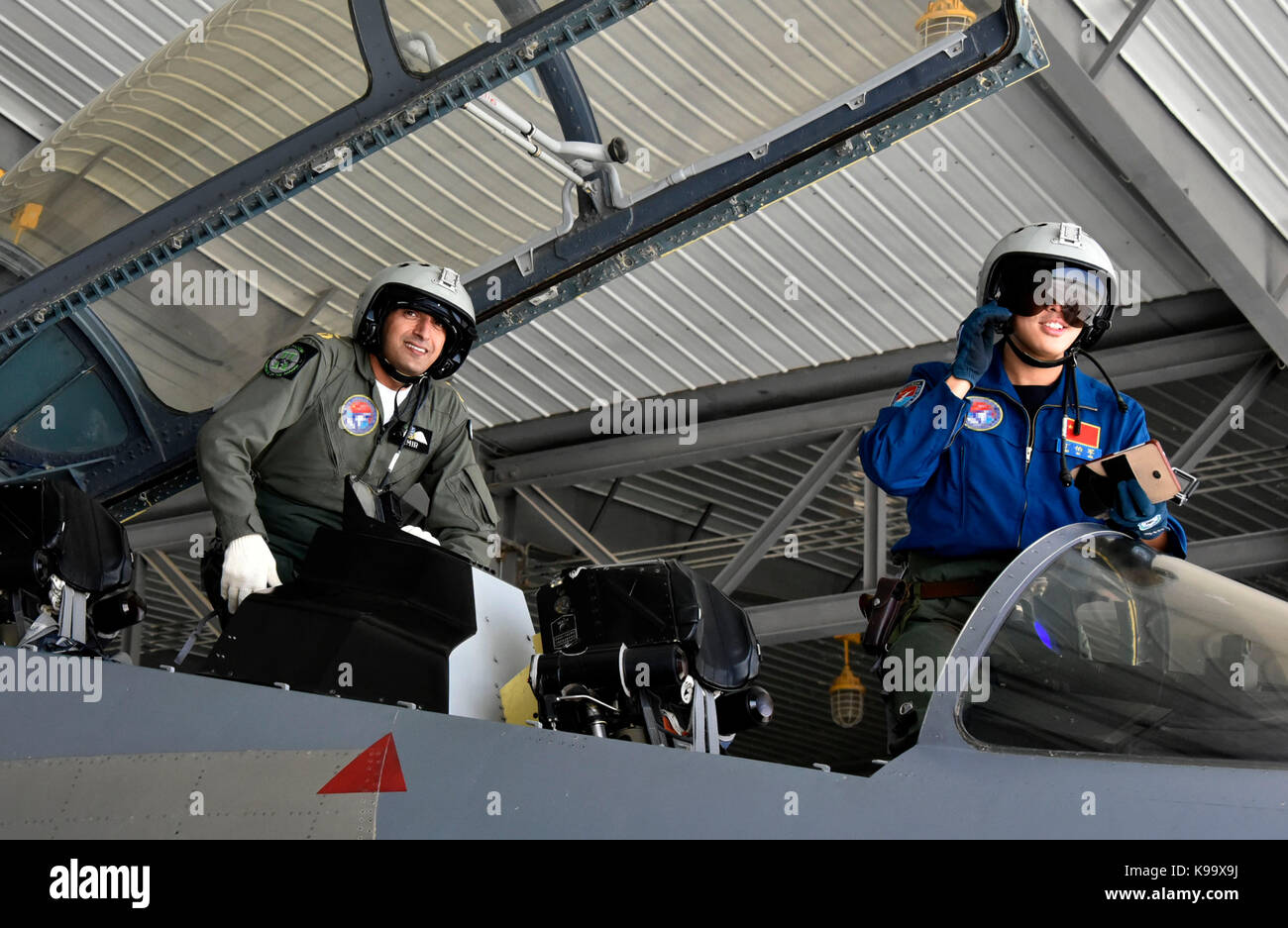 Urumqi. Xx Settembre, 2017. cinese e il Pakistan Air Force di personale vengono fuori del fighter dopo un comune trapano in Cina, sept. 20, 2017. Il cinese e il Pakistan forze aeree hanno collaborato nella pianificazione e attuazione di strategie, nonché imparare concetti operativi e le tattiche da ciascun altro attraverso seduto nello stesso fighter durante il corso esercitazioni congiunte denominato 'shaheen vi" da sett. Da 7 a 27. Credito: zhu xiaotao/xinhua/alamy live news Foto Stock