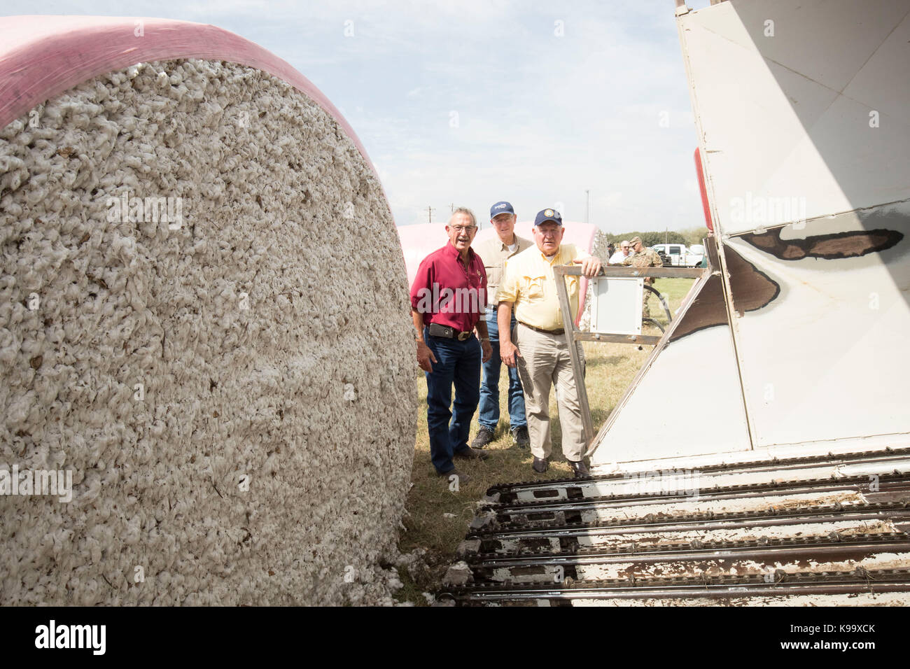 El campo, Stati Uniti. 21 Settembre 2017. Il Segretario dell'Agricoltura degli Stati Uniti Sonny Perdue (camicia gialla) e il Presidente dell'Agricoltura della Casa Mike Conaway (TAN) tour delle aziende agricole di cotone devastate dall'uragano Harvey tre settimane fa. In camicia rossa è il compratore di cotone Johnny Ropolo. Credit: Bob Daemmrich/Alamy Live News Foto Stock