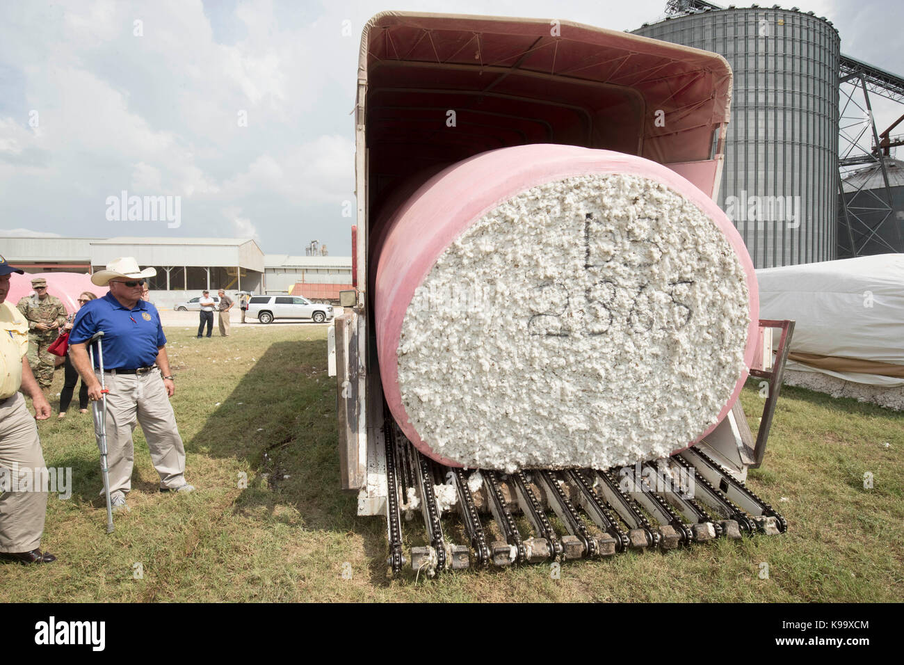 El campo, Stati Uniti. 21 Settembre 2017. Il Segretario dell'Agricoltura degli Stati Uniti Sonny Perdue (camicia gialla) e il commissario dell'Agricoltura del Texas Sid Miller (camicia blu) tour fattoria di cotone devastato dall'uragano Harvey tre settimane fa. Credit: Bob Daemmrich/Alamy Live News Foto Stock