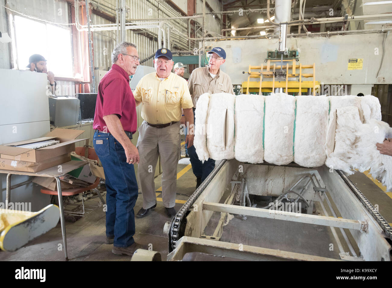 El campo, Stati Uniti. 21 Settembre 2017. Il Segretario dell'Agricoltura degli Stati Uniti Sonny Perdue (camicia gialla) e il Presidente dell'Agricoltura della Casa Mike Conaway (TAN) tour un gin di cotone dopo aver incontrato gli agricoltori le cui colture di cotone sono state devastate dall'uragano Harvey tre settimane fa. In camicia rossa è il compratore di cotone Johnny Ropolo. Credit: Bob Daemmrich/Alamy Live News Foto Stock