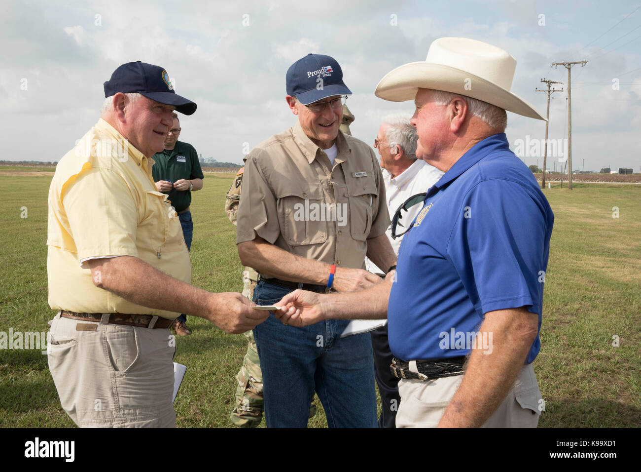 El campo, Stati Uniti d'America. Xxi Sep, 2017. degli Stati Uniti Segretario di Agricoltura sonny perdue (giallo shirt), casa agricoltura presidente mike conaway (tan) e Texas commissario per l'agricoltura sid Miller (blu) tour fattorie di cotone devastata dall'uragano harvey tre settimane fa. Credito: bob daemmrich/alamy live news Foto Stock