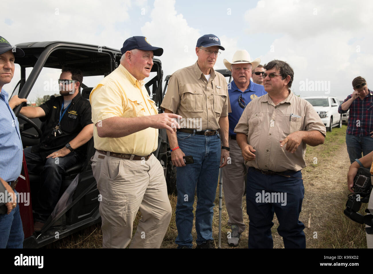 El campo, Stati Uniti d'America. Xxi Sep, 2017. degli Stati Uniti Segretario di Agricoltura sonny perdue (giallo shirt), casa agricoltura presidente mike conaway (tan) e Texas commissario per l'agricoltura sid Miller (blu) tour fattorie di cotone devastata dall'uragano harvey tre settimane fa. Credito: bob daemmrich/alamy live news Foto Stock