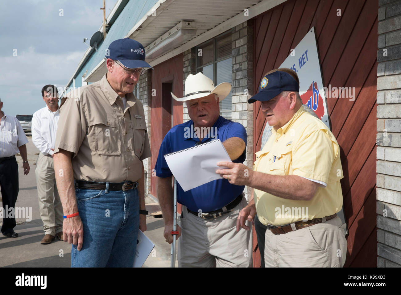 El campo, Stati Uniti d'America. Xxi Sep, 2017. degli Stati Uniti Segretario di Agricoltura sonny perdue (giallo shirt), casa agricoltura presidente mike conaway (tan) e Texas commissario per l'agricoltura sid Miller (blu) tour fattorie di cotone devastata dall'uragano harvey tre settimane fa. Credito: bob daemmrich/alamy live news Foto Stock