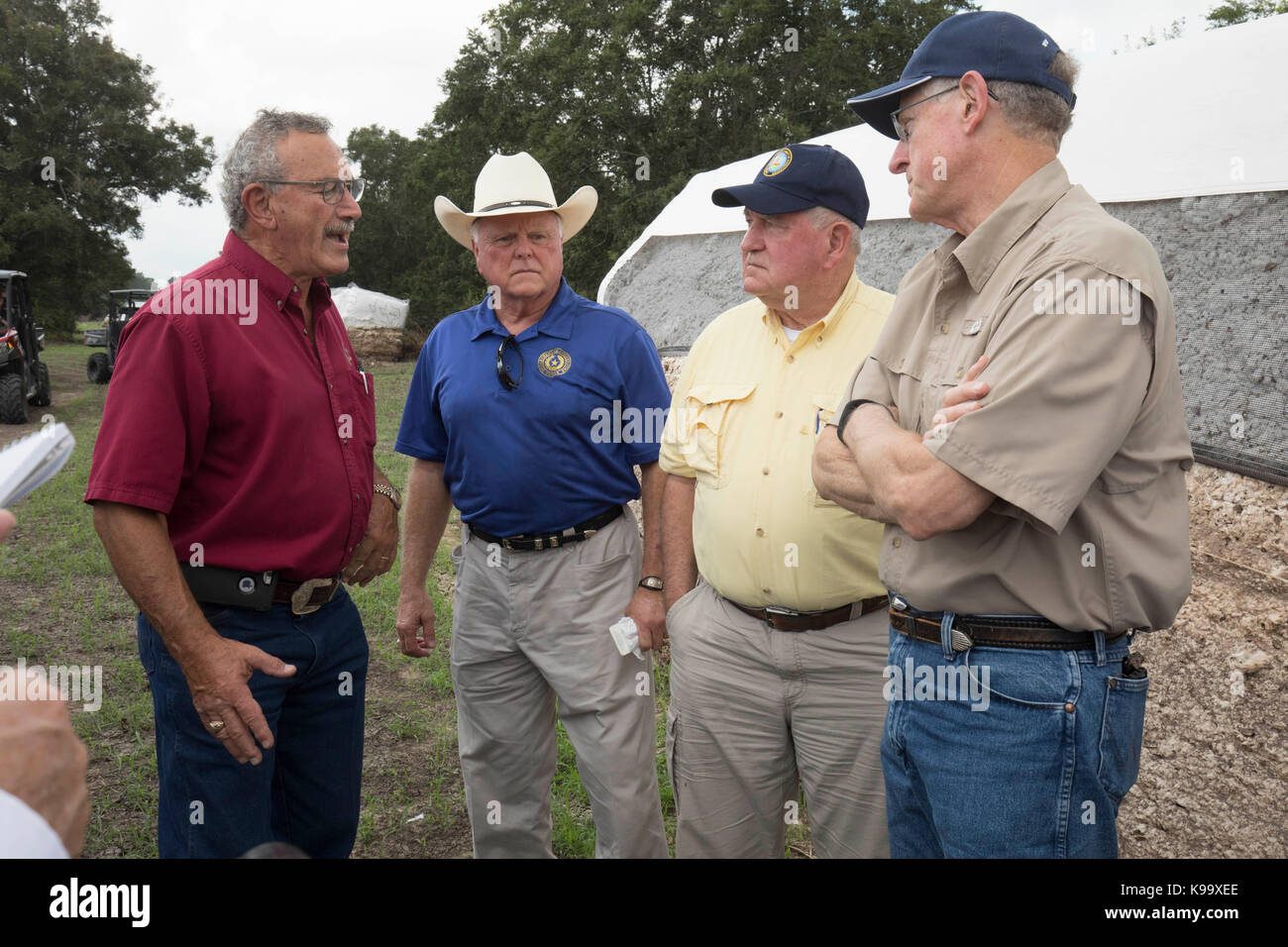 El campo, Stati Uniti d'America. Xxi Sep, 2017. degli Stati Uniti Segretario di Agricoltura sonny perdue (giallo shirt), casa agricoltura presidente mike conaway (tan) e Texas commissario per l'agricoltura sid Miller (blu) tour fattorie di cotone devastata dall'uragano harvey tre settimane fa. in rosso è il cotone acquirente johnny ropolo credito: bob daemmrich/alamy live news Foto Stock
