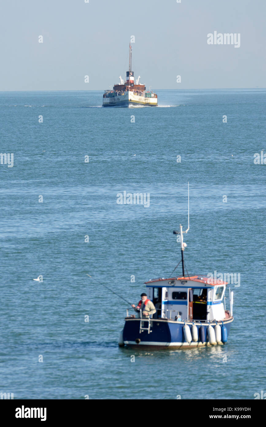 Il piroscafo a pale Waverley si ferma al molo di Southend per raccogliere altri passeggeri per un viaggio lungo il Tamigi a Londra Foto Stock