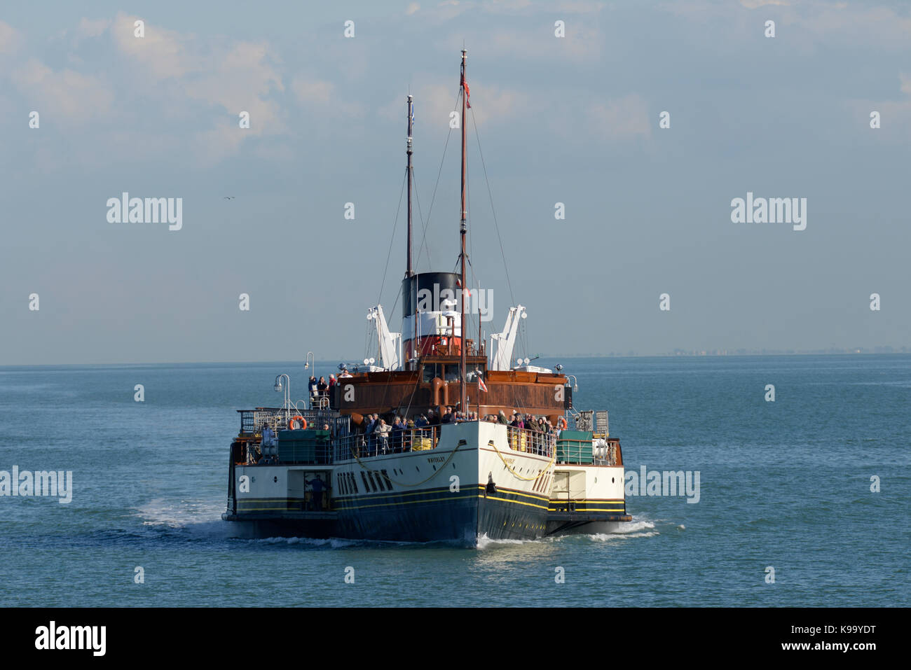 Il piroscafo a pale Waverley si ferma al molo di Southend per raccogliere altri passeggeri per un viaggio lungo il Tamigi a Londra Foto Stock