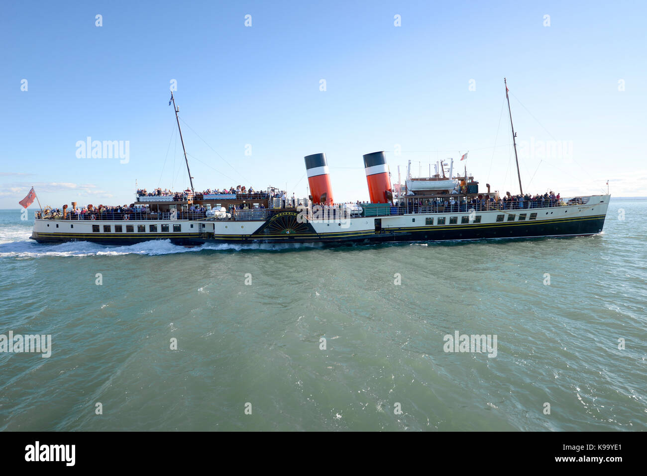 Il piroscafo a pale Waverley si ferma al molo di Southend per raccogliere altri passeggeri per un viaggio lungo il Tamigi a Londra Foto Stock
